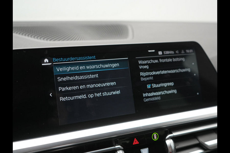 BMW 3 Serie Touring 330e Sportline PHEV 293pk Dealer O.H. | Dravitgrau | Trekhaak Af Fabriek | Adaptive Cruise | Laser LED | Head Up | Adaptief Onderstel | Camera | Sportstoelen Verwarmd | Sfeerverlichting | Keyless | Blis | Apple Carplay | 19"L.M | Plug In Hybrid |