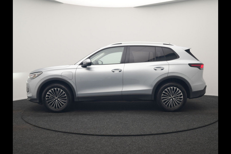 Volkswagen Tiguan 1.5 eHybrid Life PHEV 204pk | Trekhaak Af Fabriek | Adaptive Cruise | Camera | Sportstoelen Verwarmd | BLIS | Sfeerverlichting | Stuurverwarming | Apple Carplay | IQ Drive | Navigatie | Virtual | DAB | 18"L.M | Plug In Hybrid |