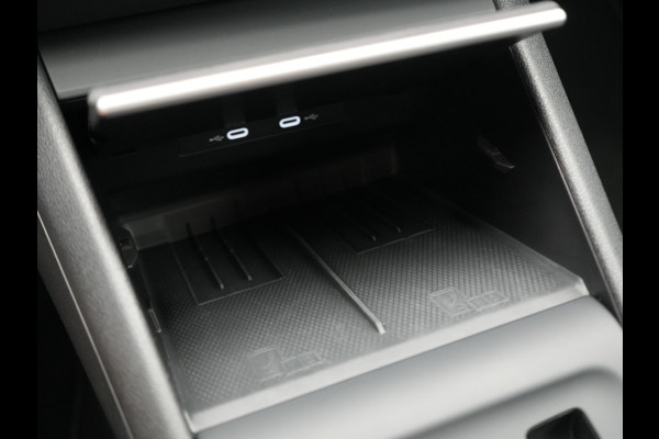 Volkswagen Tiguan 1.5 eHybrid Life PHEV 204pk | Trekhaak Af Fabriek | Adaptive Cruise | Camera | Sportstoelen Verwarmd | BLIS | Sfeerverlichting | Stuurverwarming | Apple Carplay | IQ Drive | Navigatie | Virtual | DAB | 18"L.M | Plug In Hybrid |