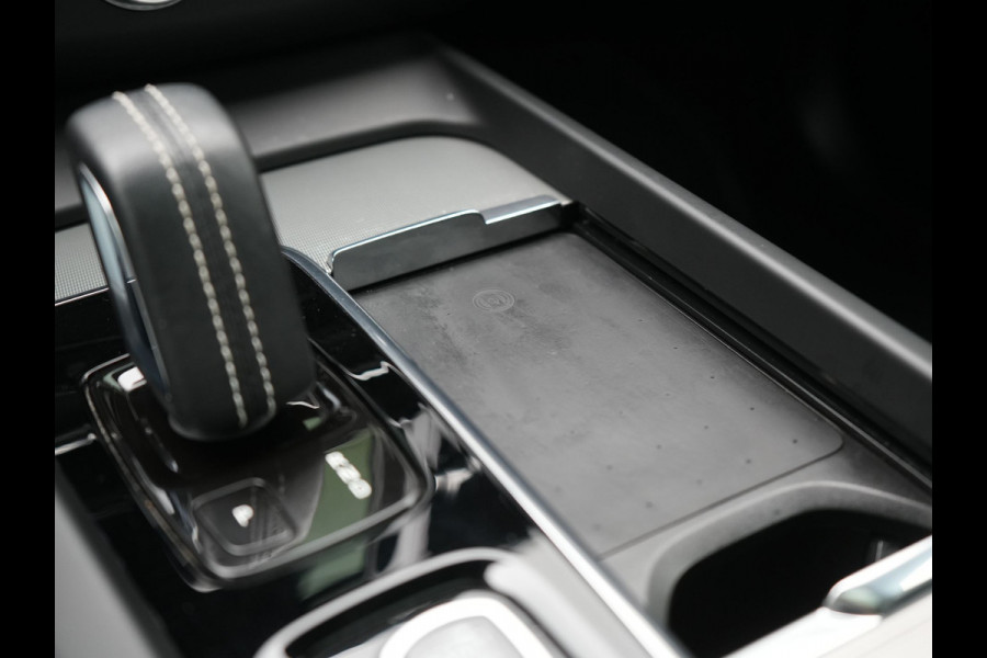 Volvo XC60 T6 AWD R-Design LONG RANGE PHEV 350pk Dealer O.H. | Panodak | Camera | Sportstoelen Memory & Verwarmd | Stuur Verwarmd | Google Assistent | Keyless | Cruise Control | Apple Carplay | DAB | Plug In Hybrid |