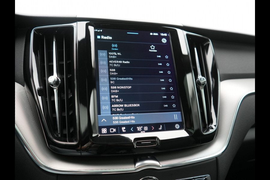 Volvo XC60 T6 AWD R-Design LONG RANGE PHEV 350pk Dealer O.H. | Panodak | Camera | Sportstoelen Memory & Verwarmd | Stuur Verwarmd | Google Assistent | Keyless | Cruise Control | Apple Carplay | DAB | Plug In Hybrid |