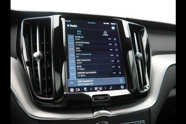 Volvo XC60 T6 AWD R-Design LONG RANGE PHEV 350pk Dealer O.H. | Panodak | Camera | Sportstoelen Memory & Verwarmd | Stuur Verwarmd | Google Assistent | Keyless | Cruise Control | Apple Carplay | DAB | Plug In Hybrid |