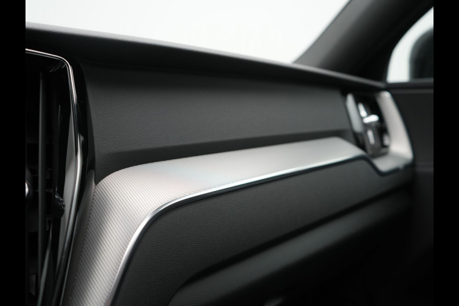 Volvo XC60 T6 AWD R-Design LONG RANGE PHEV 350pk Dealer O.H. | Panodak | Camera | Sportstoelen Memory & Verwarmd | Stuur Verwarmd | Google Assistent | Keyless | Cruise Control | Apple Carplay | DAB | Plug In Hybrid |