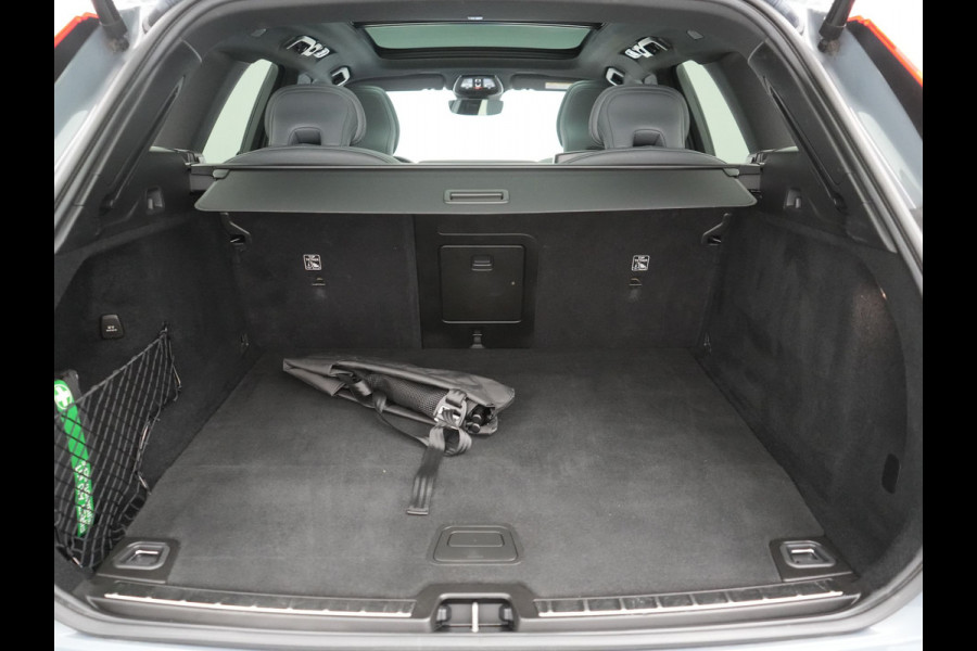 Volvo XC60 T6 AWD R-Design LONG RANGE PHEV 350pk Dealer O.H. | Panodak | Camera | Sportstoelen Memory & Verwarmd | Stuur Verwarmd | Google Assistent | Keyless | Cruise Control | Apple Carplay | DAB | Plug In Hybrid |