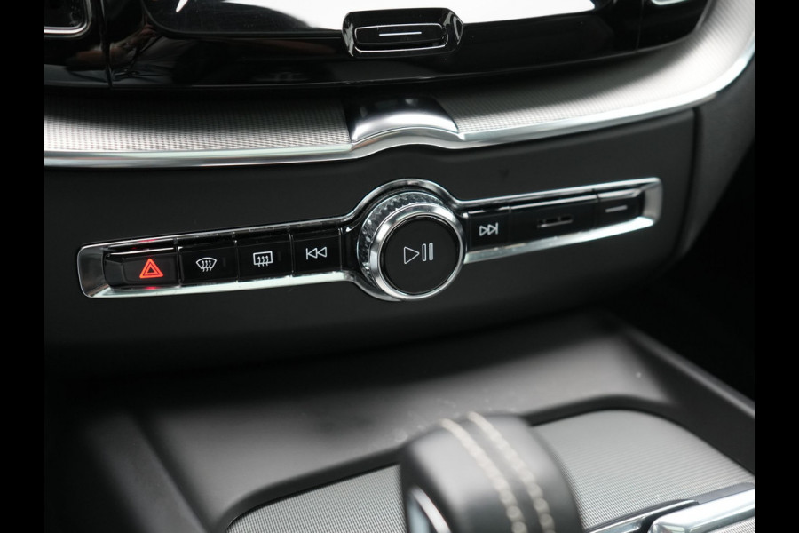 Volvo XC60 T6 AWD R-Design LONG RANGE PHEV 350pk Dealer O.H. | Panodak | Camera | Sportstoelen Memory & Verwarmd | Stuur Verwarmd | Google Assistent | Keyless | Cruise Control | Apple Carplay | DAB | Plug In Hybrid |