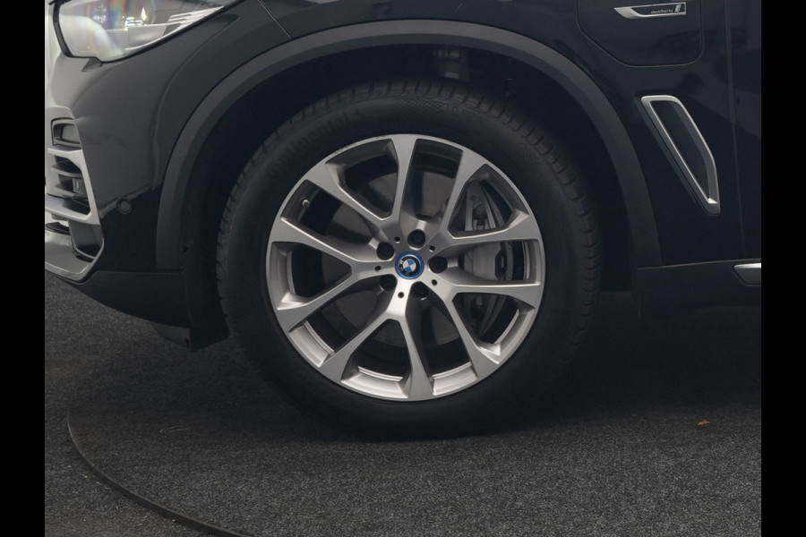 BMW X5 xDrive45e X Line PHEV 395pk Dealer O.H. | Luchtvering | Camera | Adaptief Onderstel | Lederen Sportstoelen Memory | Hifi Audio | Apple Carplay | Sfeerverlichting | Navigatie | DAB | Plug In Hybrid |