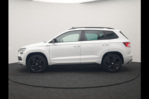 Škoda Karoq 1.5 TSI ACT Sportline DSG 150pk Dealer O.H | Panodak | Adaptive Cruise | Camera | RS Sportstoelen Verwarmd | Blis | Keyless | Apple Carplay | Black Optic | Virtual | Navigatie | DAB | 18"L.M |