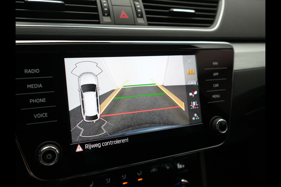 Škoda Superb Combi 1.4 TSI iV Business Edition PHEV 218pk Dealer O.H. | Adaptive Cruise | Camera | Canton Audio | Stoelen & Stuur Verwarmd | Blis | Keyless | Apple Carplay | Navigatie | DAB | Plug In Hybrid |