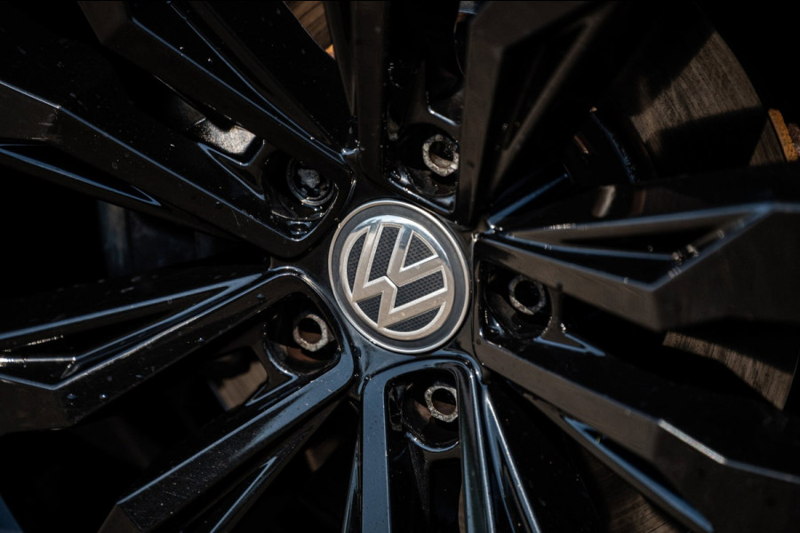 Volkswagen Tiguan 1.5 TSI ACT Highline Business R Panoramadak I Trekhaak I NL Auto I NAP I Dynaudio I Adaptive Cruise I PDC