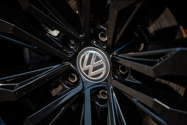 Volkswagen Tiguan 1.5 TSI ACT Highline Business R Panoramadak I Trekhaak I NL Auto I NAP I Dynaudio I Adaptive Cruise I PDC