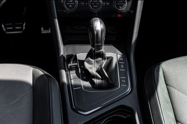 Volkswagen Tiguan 1.5 TSI ACT Highline Business R Panoramadak I Trekhaak I NL Auto I NAP I Dynaudio I Adaptive Cruise I PDC