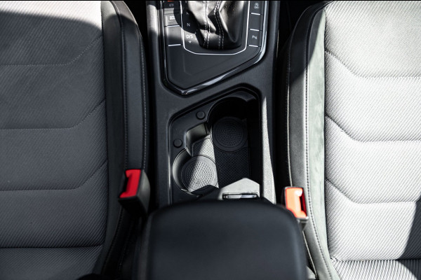 Volkswagen Tiguan 1.5 TSI ACT Highline Business R Panoramadak I Trekhaak I NL Auto I NAP I Dynaudio I Adaptive Cruise I PDC