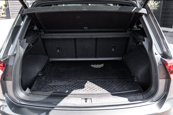 Volkswagen Tiguan 1.5 TSI ACT Highline Business R Panoramadak I Trekhaak I NL Auto I NAP I Dynaudio I Adaptive Cruise I PDC