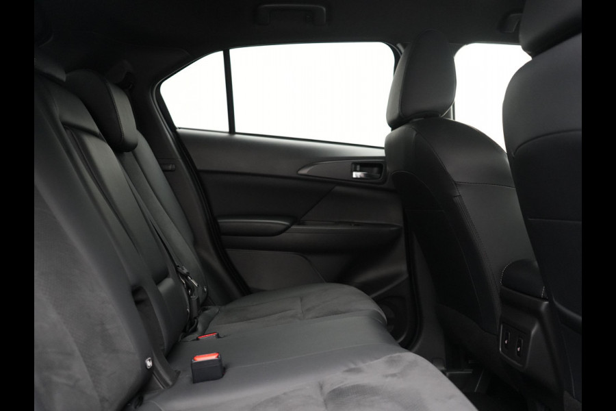 Mitsubishi Eclipse Cross 2.4 Black Edition PHEV 177pk Dealer O.H | 360 Camera | Adaptive Cruise | Alcantara Sportstoelen & Stuur Verwarmd | Keyless | Navigatie Via TomTom | 18" L.M | DAB | Plug In Hybrid |