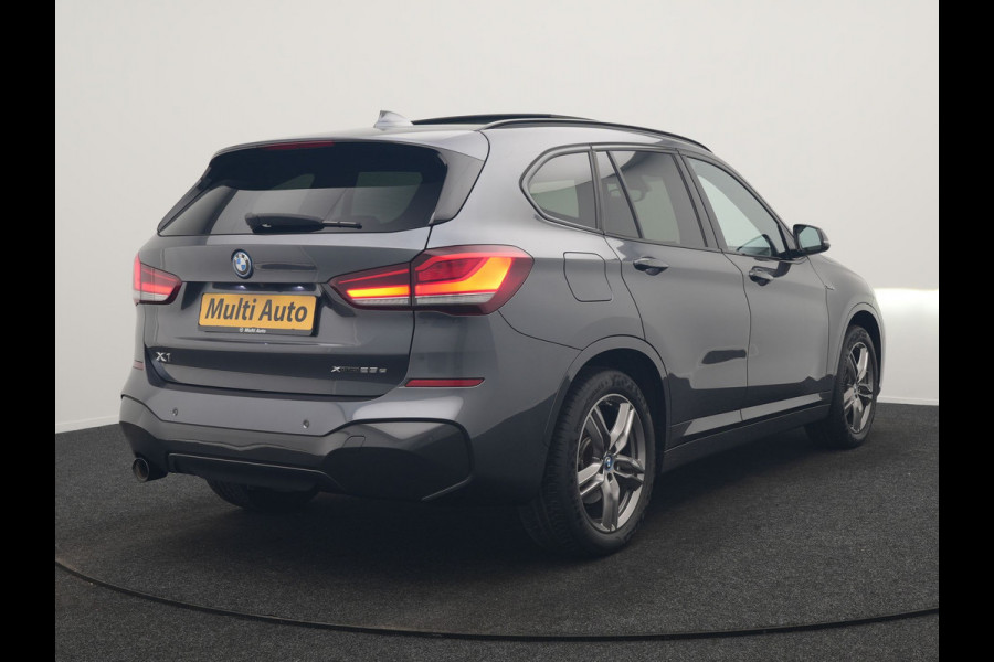 BMW X1 xDrive25e M Sport PHEV 221pk Dealer O.H. | Trekhaak Afn. | Panodak | Head Up | Adaptive Cruise | Camera | Lederen Sportstoelen Memory & Verwarmd | Keyless | Sfeerverlichting | Navigatie | DAB | Plug In Hybrid |