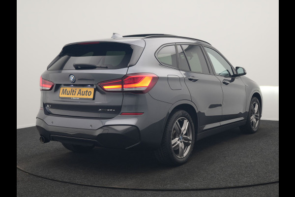 BMW X1 xDrive25e M Sport PHEV 221pk Dealer O.H. | Trekhaak Afn. | Panodak | Head Up | Adaptive Cruise | Camera | Lederen Sportstoelen Memory & Verwarmd | Keyless | Sfeerverlichting | Navigatie | DAB | Plug In Hybrid |