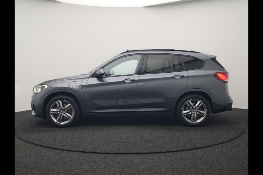 BMW X1 xDrive25e M Sport PHEV 221pk Dealer O.H. | Trekhaak Afn. | Panodak | Head Up | Adaptive Cruise | Camera | Lederen Sportstoelen Memory & Verwarmd | Keyless | Sfeerverlichting | Navigatie | DAB | Plug In Hybrid |