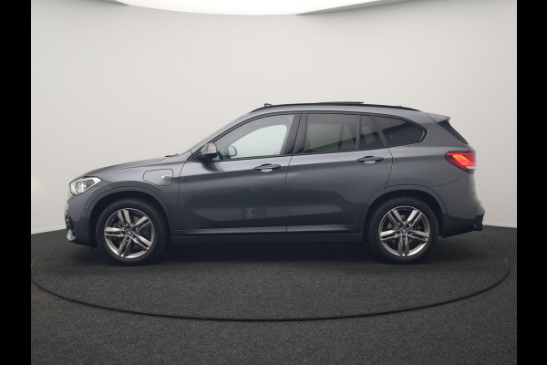 BMW X1 xDrive25e M Sport PHEV 221pk Dealer O.H. | Trekhaak Afn. | Panodak | Head Up | Adaptive Cruise | Camera | Lederen Sportstoelen Memory & Verwarmd | Keyless | Sfeerverlichting | Navigatie | DAB | Plug In Hybrid |