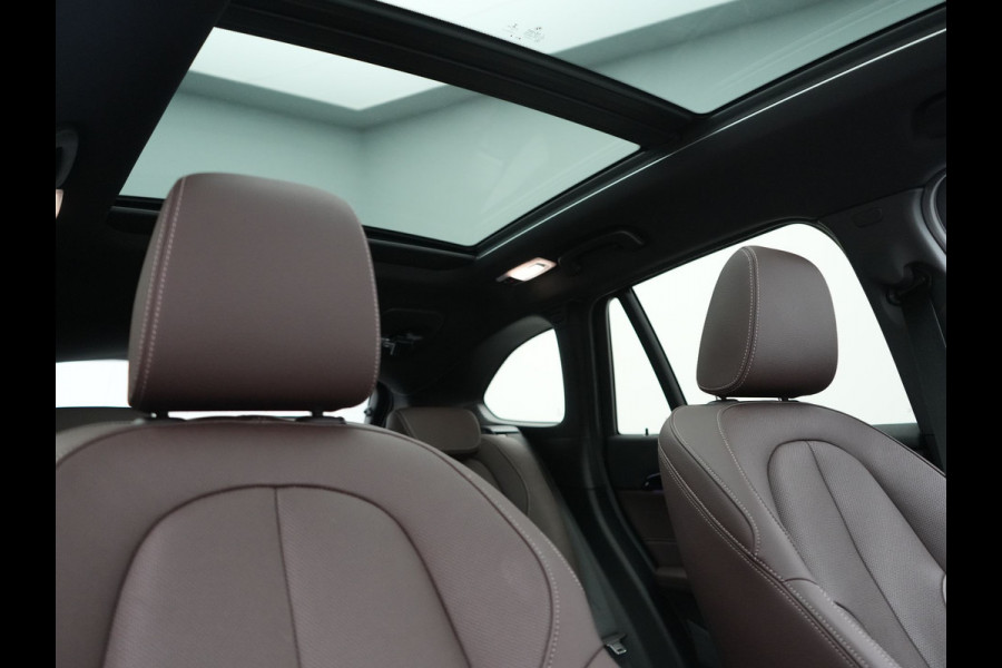 BMW X1 xDrive25e M Sport PHEV 221pk Dealer O.H. | Trekhaak Afn. | Panodak | Head Up | Adaptive Cruise | Camera | Lederen Sportstoelen Memory & Verwarmd | Keyless | Sfeerverlichting | Navigatie | DAB | Plug In Hybrid |