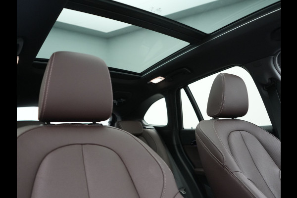 BMW X1 xDrive25e M Sport PHEV 221pk Dealer O.H. | Trekhaak Afn. | Panodak | Head Up | Adaptive Cruise | Camera | Lederen Sportstoelen Memory & Verwarmd | Keyless | Sfeerverlichting | Navigatie | DAB | Plug In Hybrid |