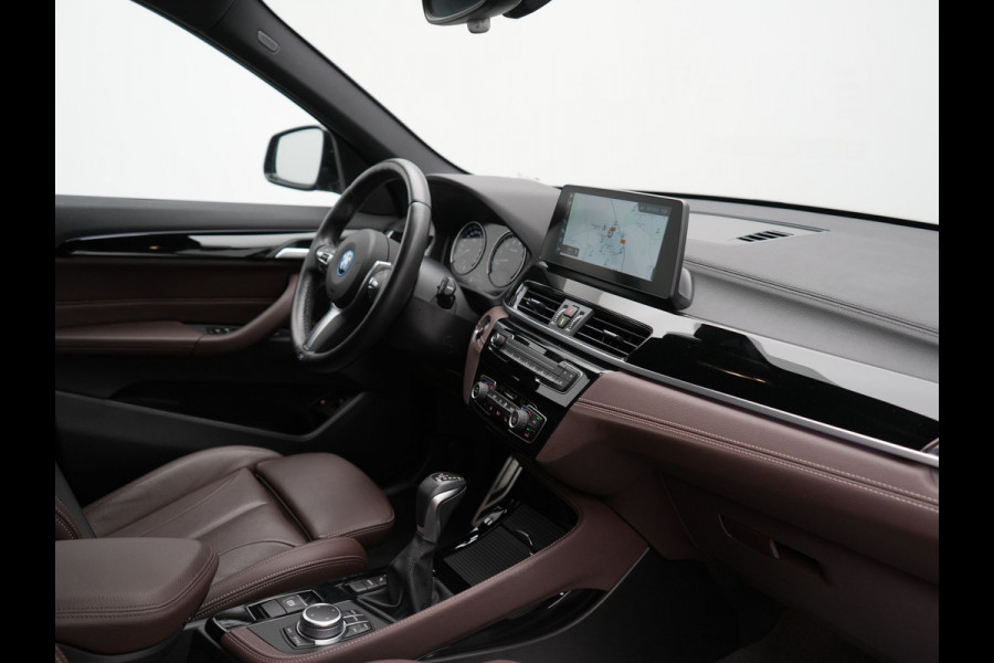 BMW X1 xDrive25e M Sport PHEV 221pk Dealer O.H. | Trekhaak Afn. | Panodak | Head Up | Adaptive Cruise | Camera | Lederen Sportstoelen Memory & Verwarmd | Keyless | Sfeerverlichting | Navigatie | DAB | Plug In Hybrid |