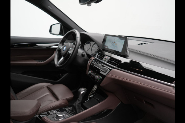 BMW X1 xDrive25e M Sport PHEV 221pk Dealer O.H. | Trekhaak Afn. | Panodak | Head Up | Adaptive Cruise | Camera | Lederen Sportstoelen Memory & Verwarmd | Keyless | Sfeerverlichting | Navigatie | DAB | Plug In Hybrid |