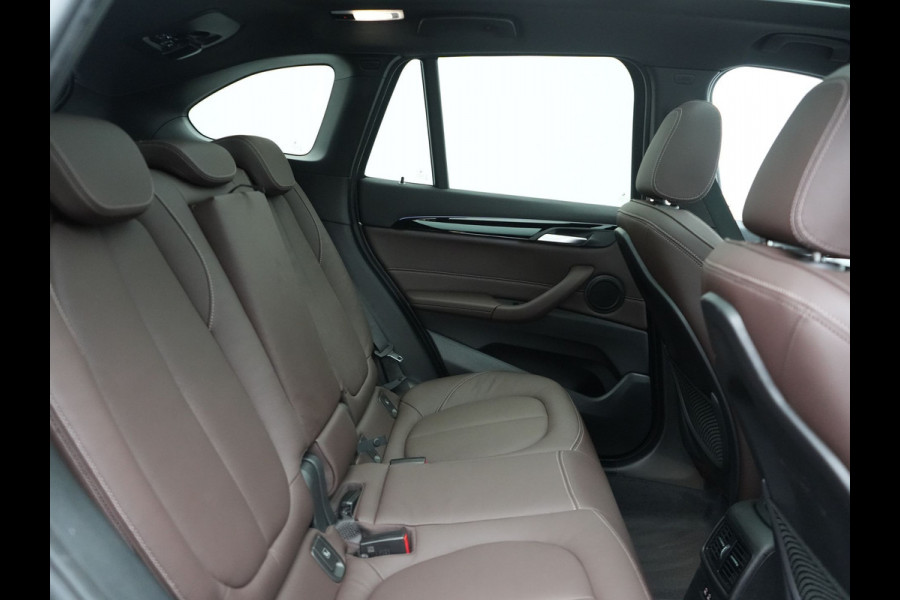 BMW X1 xDrive25e M Sport PHEV 221pk Dealer O.H. | Trekhaak Afn. | Panodak | Head Up | Adaptive Cruise | Camera | Lederen Sportstoelen Memory & Verwarmd | Keyless | Sfeerverlichting | Navigatie | DAB | Plug In Hybrid |
