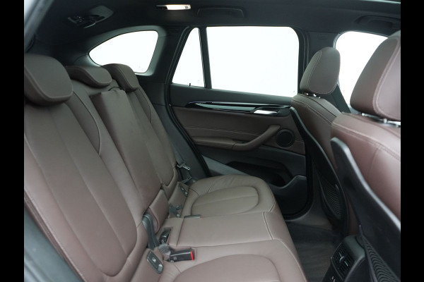 BMW X1 xDrive25e M Sport PHEV 221pk Dealer O.H. | Trekhaak Afn. | Panodak | Head Up | Adaptive Cruise | Camera | Lederen Sportstoelen Memory & Verwarmd | Keyless | Sfeerverlichting | Navigatie | DAB | Plug In Hybrid |