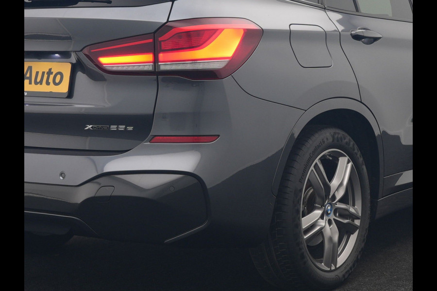 BMW X1 xDrive25e M Sport PHEV 221pk Dealer O.H. | Trekhaak Afn. | Panodak | Head Up | Adaptive Cruise | Camera | Lederen Sportstoelen Memory & Verwarmd | Keyless | Sfeerverlichting | Navigatie | DAB | Plug In Hybrid |
