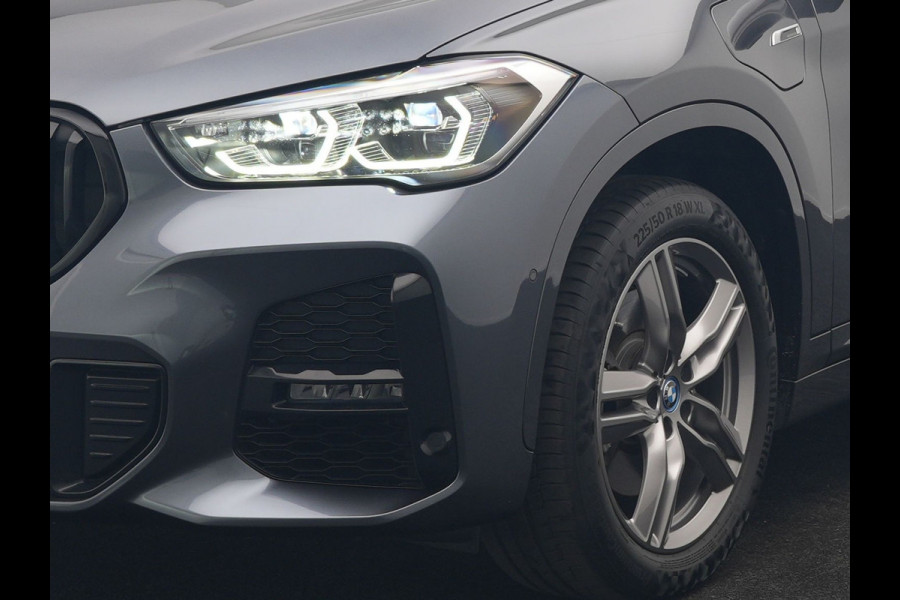 BMW X1 xDrive25e M Sport PHEV 221pk Dealer O.H. | Trekhaak Afn. | Panodak | Head Up | Adaptive Cruise | Camera | Lederen Sportstoelen Memory & Verwarmd | Keyless | Sfeerverlichting | Navigatie | DAB | Plug In Hybrid |