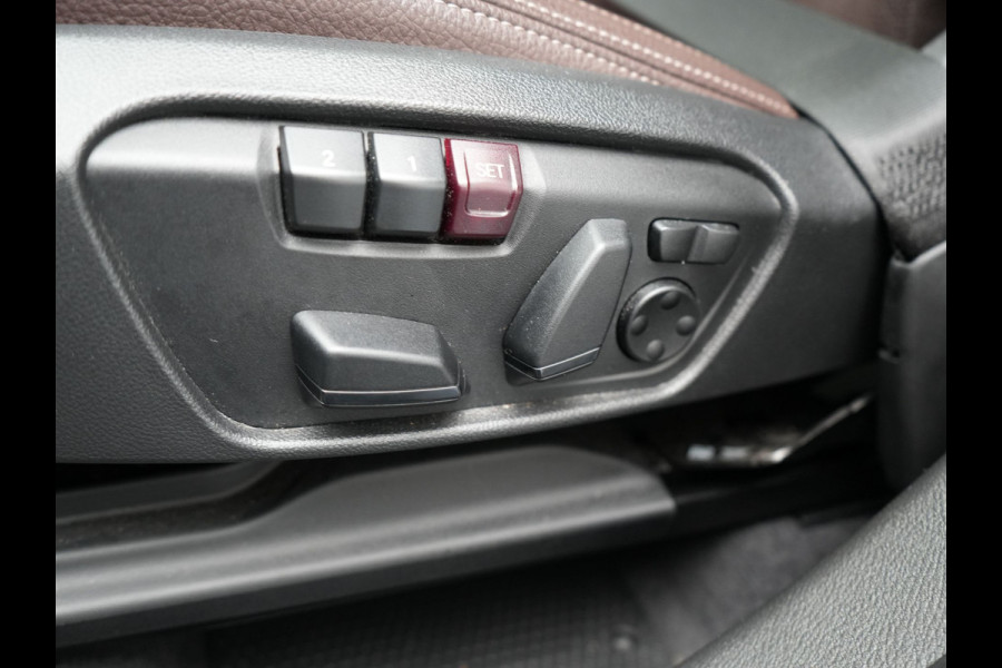 BMW X1 xDrive25e M Sport PHEV 221pk Dealer O.H. | Trekhaak Afn. | Panodak | Head Up | Adaptive Cruise | Camera | Lederen Sportstoelen Memory & Verwarmd | Keyless | Sfeerverlichting | Navigatie | DAB | Plug In Hybrid |