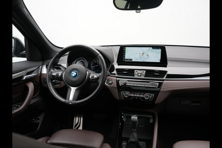 BMW X1 xDrive25e M Sport PHEV 221pk Dealer O.H. | Trekhaak Afn. | Panodak | Head Up | Adaptive Cruise | Camera | Lederen Sportstoelen Memory & Verwarmd | Keyless | Sfeerverlichting | Navigatie | DAB | Plug In Hybrid |