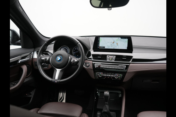 BMW X1 xDrive25e M Sport PHEV 221pk Dealer O.H. | Trekhaak Afn. | Panodak | Head Up | Adaptive Cruise | Camera | Lederen Sportstoelen Memory & Verwarmd | Keyless | Sfeerverlichting | Navigatie | DAB | Plug In Hybrid |