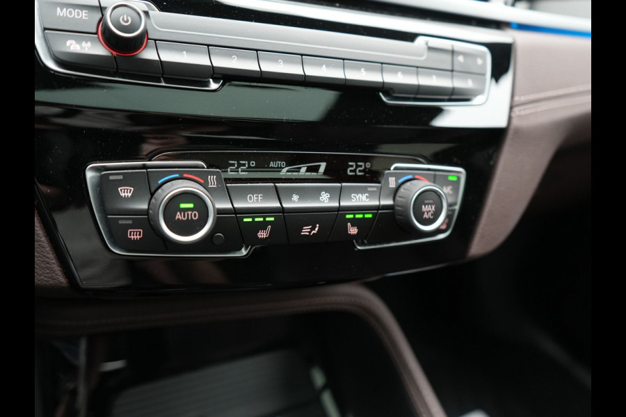 BMW X1 xDrive25e M Sport PHEV 221pk Dealer O.H. | Trekhaak Afn. | Panodak | Head Up | Adaptive Cruise | Camera | Lederen Sportstoelen Memory & Verwarmd | Keyless | Sfeerverlichting | Navigatie | DAB | Plug In Hybrid |