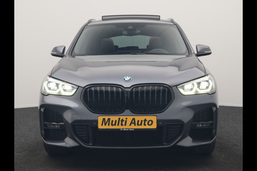 BMW X1 xDrive25e M Sport PHEV 221pk Dealer O.H. | Trekhaak Afn. | Panodak | Head Up | Adaptive Cruise | Camera | Lederen Sportstoelen Memory & Verwarmd | Keyless | Sfeerverlichting | Navigatie | DAB | Plug In Hybrid |