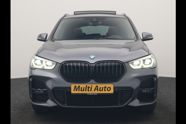 BMW X1 xDrive25e M Sport PHEV 221pk Dealer O.H. | Trekhaak Afn. | Panodak | Head Up | Adaptive Cruise | Camera | Lederen Sportstoelen Memory & Verwarmd | Keyless | Sfeerverlichting | Navigatie | DAB | Plug In Hybrid |