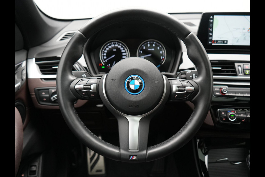 BMW X1 xDrive25e M Sport PHEV 221pk Dealer O.H. | Trekhaak Afn. | Panodak | Head Up | Adaptive Cruise | Camera | Lederen Sportstoelen Memory & Verwarmd | Keyless | Sfeerverlichting | Navigatie | DAB | Plug In Hybrid |
