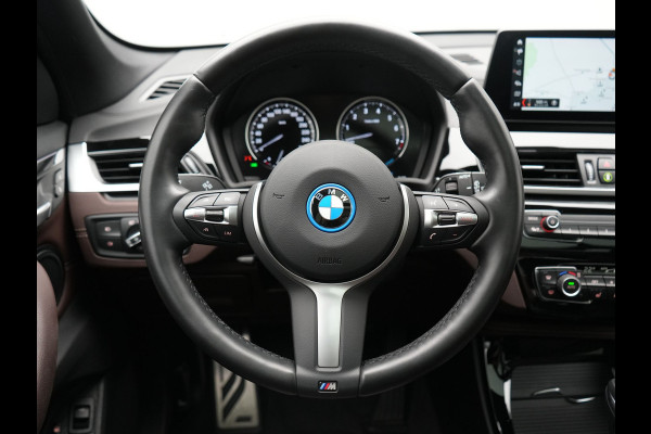 BMW X1 xDrive25e M Sport PHEV 221pk Dealer O.H. | Trekhaak Afn. | Panodak | Head Up | Adaptive Cruise | Camera | Lederen Sportstoelen Memory & Verwarmd | Keyless | Sfeerverlichting | Navigatie | DAB | Plug In Hybrid |