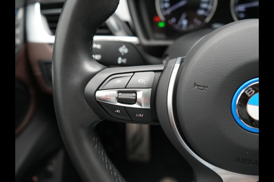 BMW X1 xDrive25e M Sport PHEV 221pk Dealer O.H. | Trekhaak Afn. | Panodak | Head Up | Adaptive Cruise | Camera | Lederen Sportstoelen Memory & Verwarmd | Keyless | Sfeerverlichting | Navigatie | DAB | Plug In Hybrid |