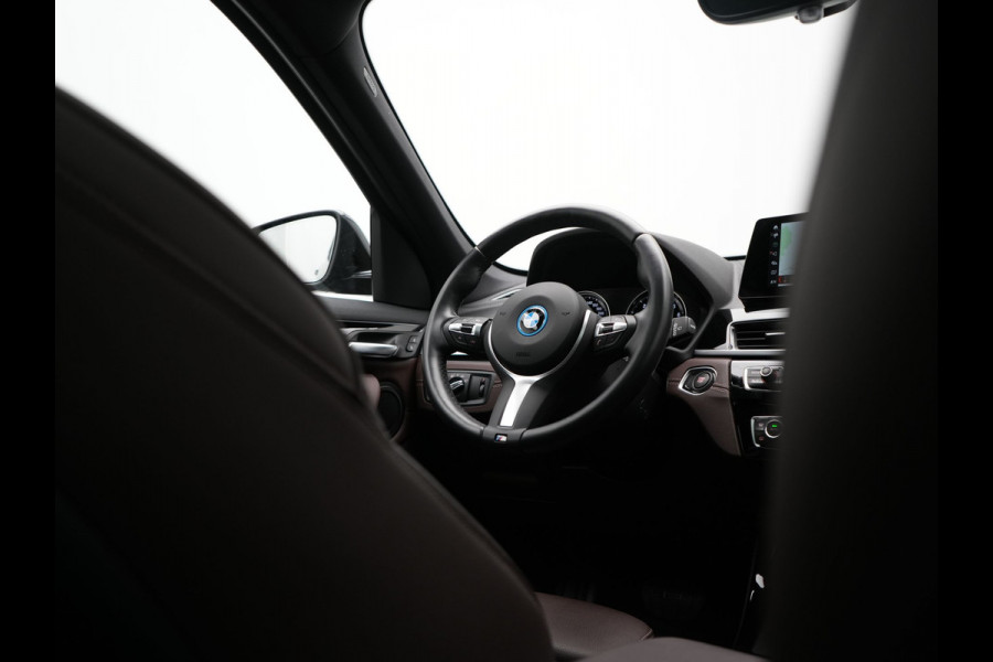 BMW X1 xDrive25e M Sport PHEV 221pk Dealer O.H. | Trekhaak Afn. | Panodak | Head Up | Adaptive Cruise | Camera | Lederen Sportstoelen Memory & Verwarmd | Keyless | Sfeerverlichting | Navigatie | DAB | Plug In Hybrid |
