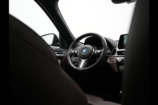BMW X1 xDrive25e M Sport PHEV 221pk Dealer O.H. | Trekhaak Afn. | Panodak | Head Up | Adaptive Cruise | Camera | Lederen Sportstoelen Memory & Verwarmd | Keyless | Sfeerverlichting | Navigatie | DAB | Plug In Hybrid |
