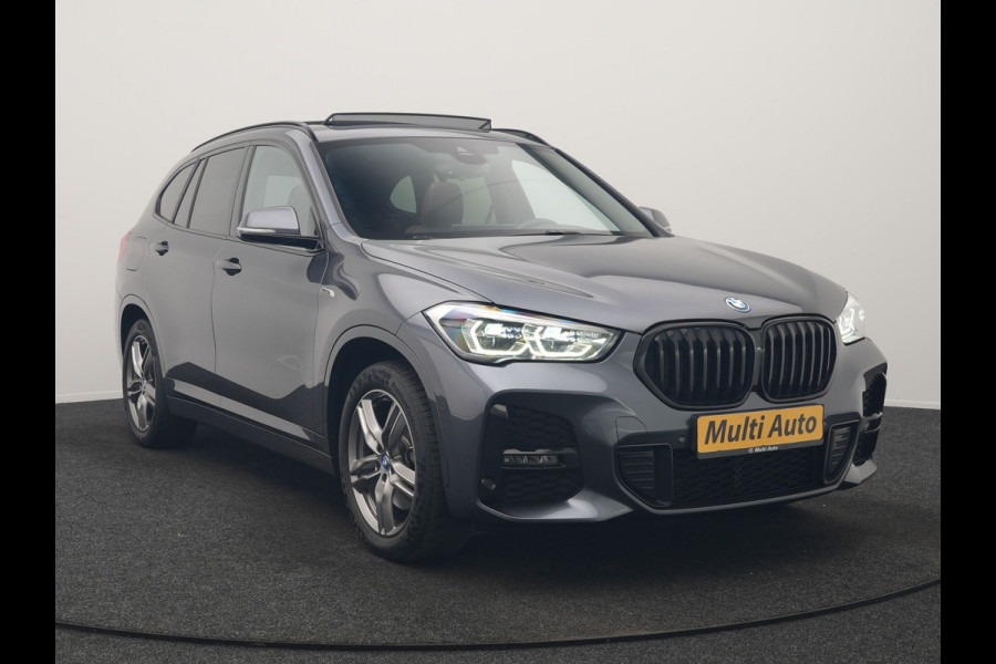 BMW X1 xDrive25e M Sport PHEV 221pk Dealer O.H. | Trekhaak Afn. | Panodak | Head Up | Adaptive Cruise | Camera | Lederen Sportstoelen Memory & Verwarmd | Keyless | Sfeerverlichting | Navigatie | DAB | Plug In Hybrid |