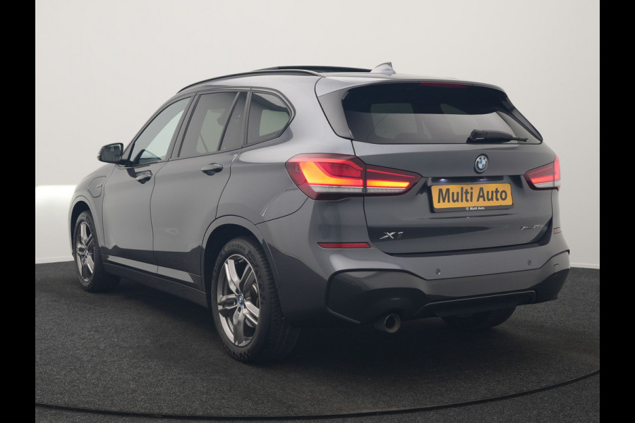 BMW X1 xDrive25e M Sport PHEV 221pk Dealer O.H. | Trekhaak Afn. | Panodak | Head Up | Adaptive Cruise | Camera | Lederen Sportstoelen Memory & Verwarmd | Keyless | Sfeerverlichting | Navigatie | DAB | Plug In Hybrid |