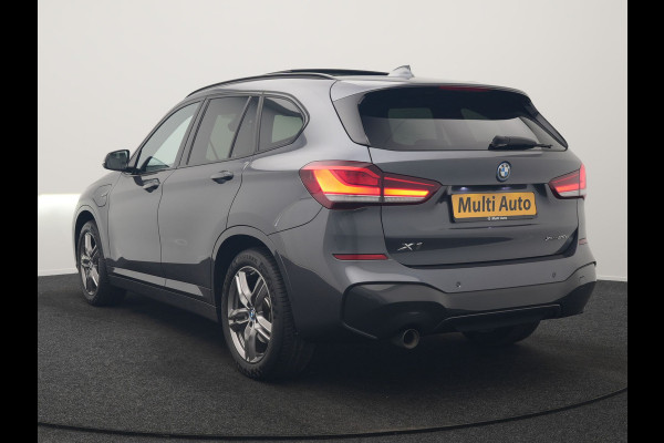 BMW X1 xDrive25e M Sport PHEV 221pk Dealer O.H. | Trekhaak Afn. | Panodak | Head Up | Adaptive Cruise | Camera | Lederen Sportstoelen Memory & Verwarmd | Keyless | Sfeerverlichting | Navigatie | DAB | Plug In Hybrid |