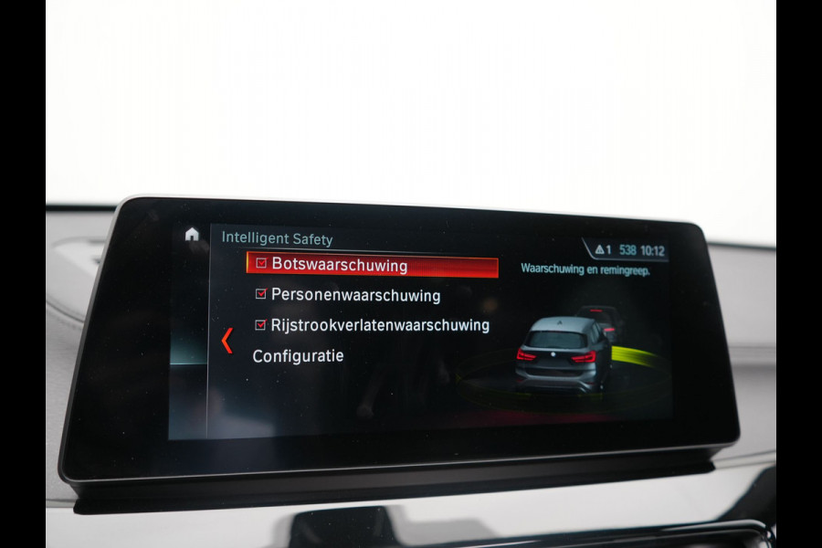 BMW X1 xDrive25e M Sport PHEV 221pk Dealer O.H. | Trekhaak Afn. | Panodak | Head Up | Adaptive Cruise | Camera | Lederen Sportstoelen Memory & Verwarmd | Keyless | Sfeerverlichting | Navigatie | DAB | Plug In Hybrid |