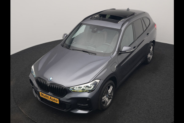 BMW X1 xDrive25e M Sport PHEV 221pk Dealer O.H. | Trekhaak Afn. | Panodak | Head Up | Adaptive Cruise | Camera | Lederen Sportstoelen Memory & Verwarmd | Keyless | Sfeerverlichting | Navigatie | DAB | Plug In Hybrid |