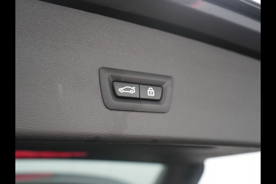 BMW X1 xDrive25e M Sport PHEV 221pk Dealer O.H. | Trekhaak Afn. | Panodak | Head Up | Adaptive Cruise | Camera | Lederen Sportstoelen Memory & Verwarmd | Keyless | Sfeerverlichting | Navigatie | DAB | Plug In Hybrid |