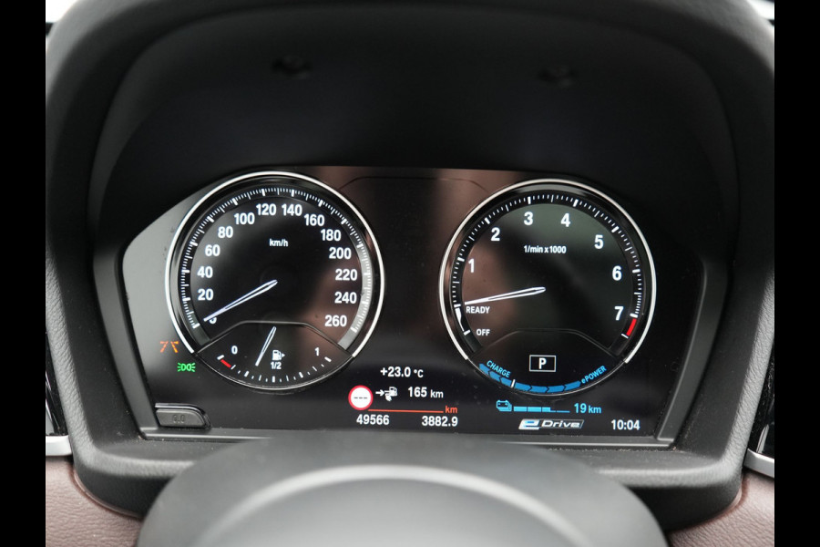 BMW X1 xDrive25e M Sport PHEV 221pk Dealer O.H. | Trekhaak Afn. | Panodak | Head Up | Adaptive Cruise | Camera | Lederen Sportstoelen Memory & Verwarmd | Keyless | Sfeerverlichting | Navigatie | DAB | Plug In Hybrid |