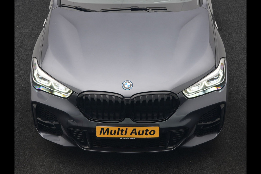 BMW X1 xDrive25e M Sport PHEV 221pk Dealer O.H. | Trekhaak Afn. | Panodak | Head Up | Adaptive Cruise | Camera | Lederen Sportstoelen Memory & Verwarmd | Keyless | Sfeerverlichting | Navigatie | DAB | Plug In Hybrid |