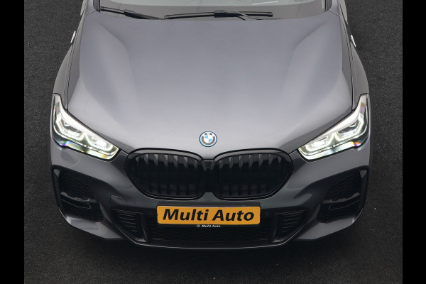 BMW X1 xDrive25e M Sport PHEV 221pk Dealer O.H. | Trekhaak Afn. | Panodak | Head Up | Adaptive Cruise | Camera | Lederen Sportstoelen Memory & Verwarmd | Keyless | Sfeerverlichting | Navigatie | DAB | Plug In Hybrid |